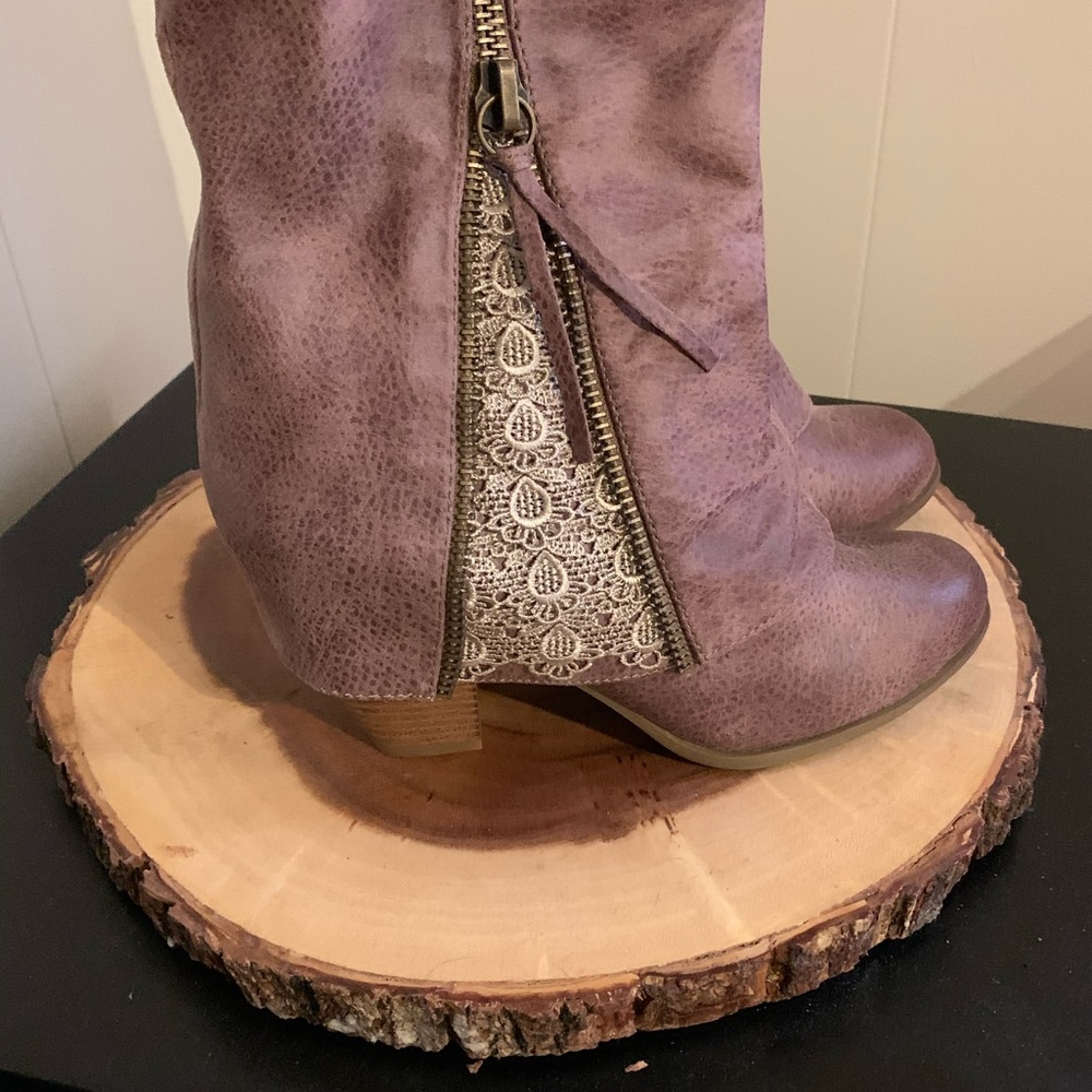 Knee high size 8 heeled boots 👢